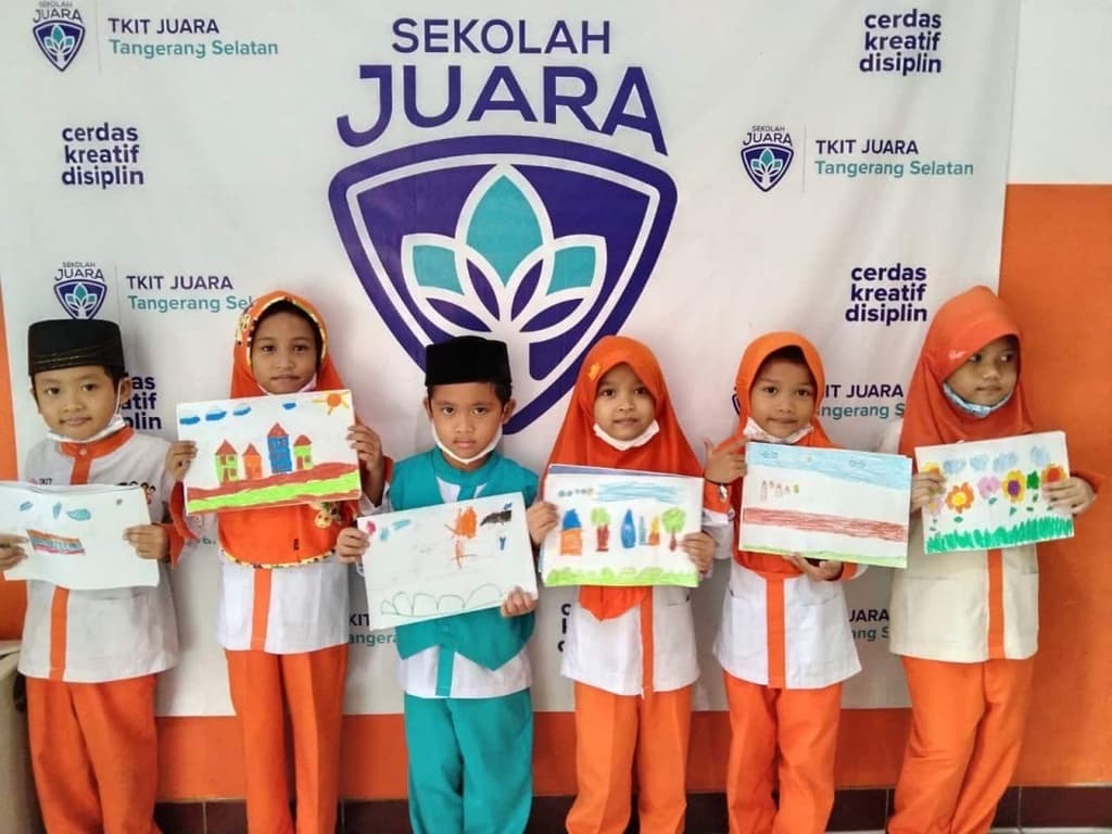 MENGGAMBAR BEBAS